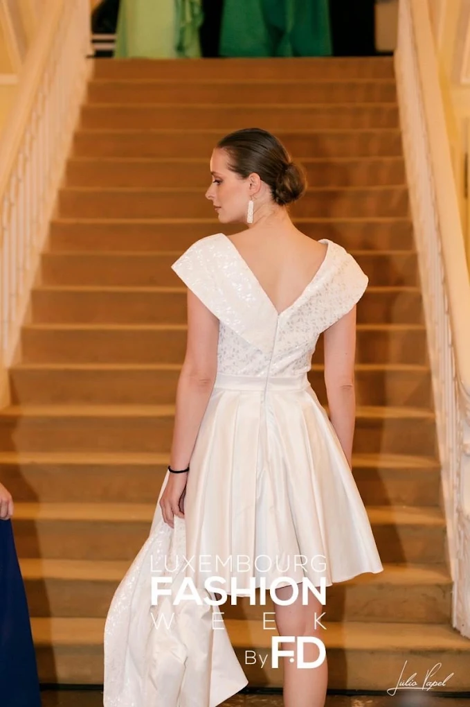Dos d’une robe blanche asymétrique créée pour la Fashion Week