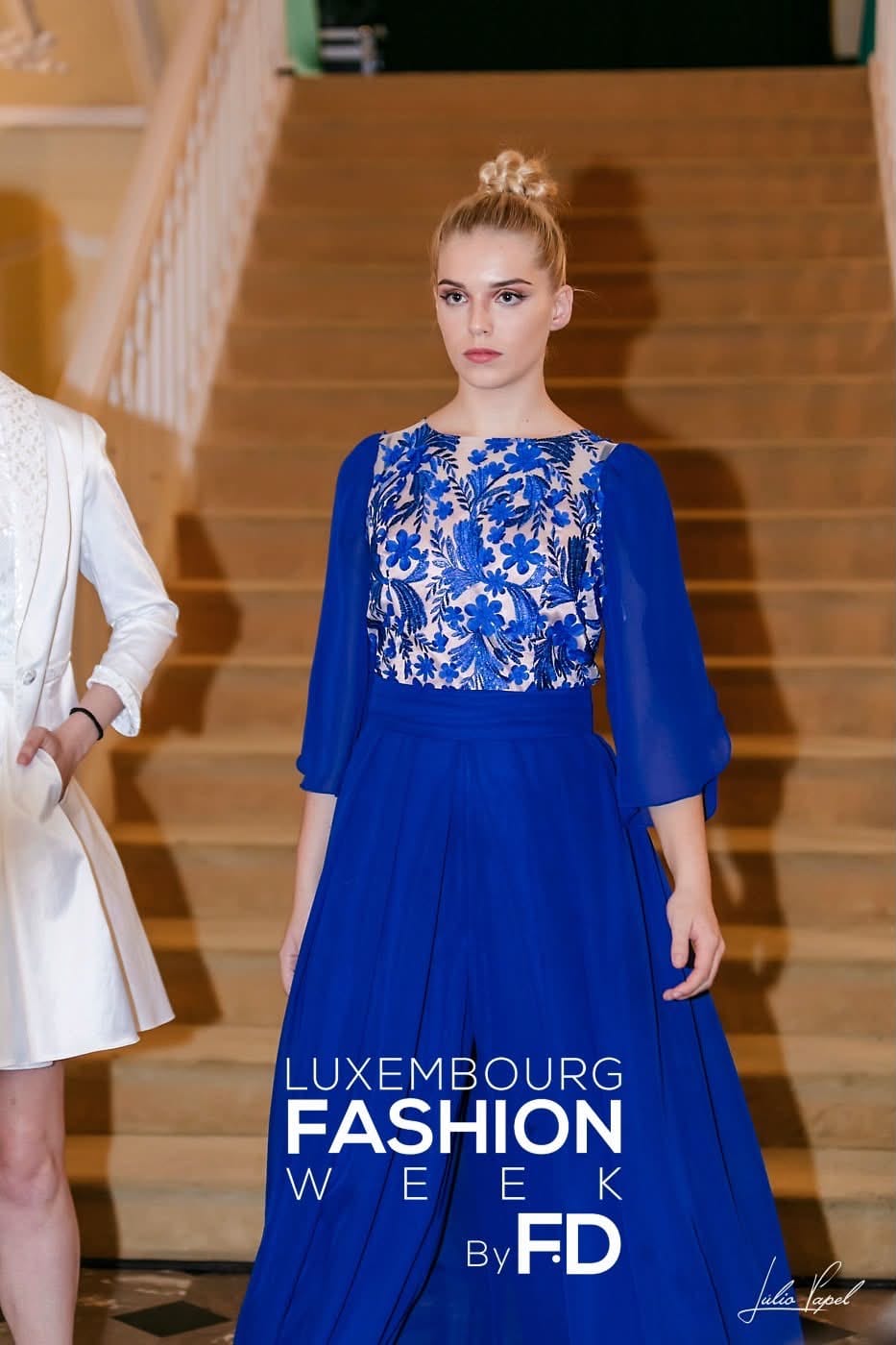 Robe bleue brodée présentée à la Luxembourg Fashion Week