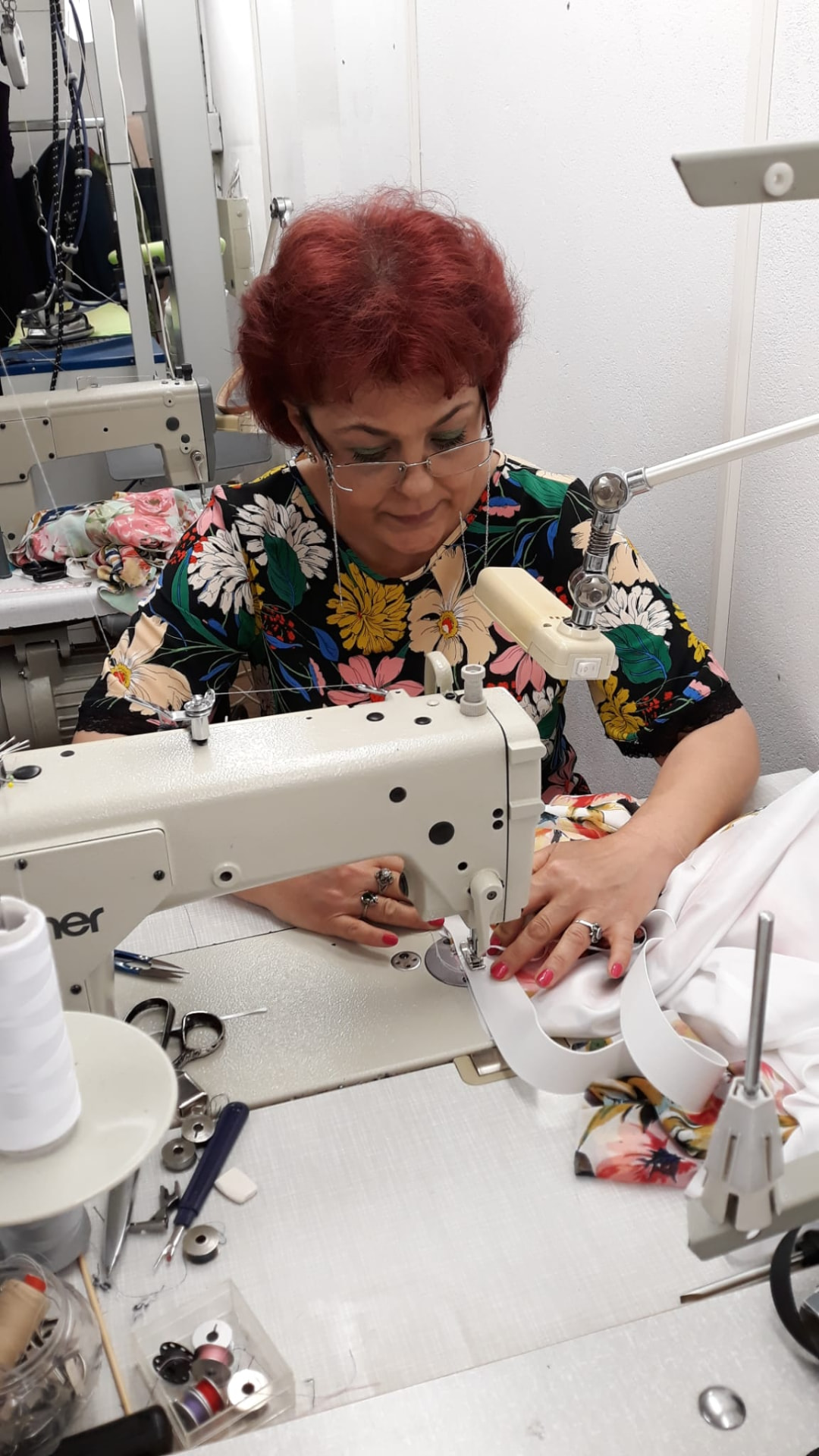 Stefania Popescu travaillant à la machine à coudre dans son atelier